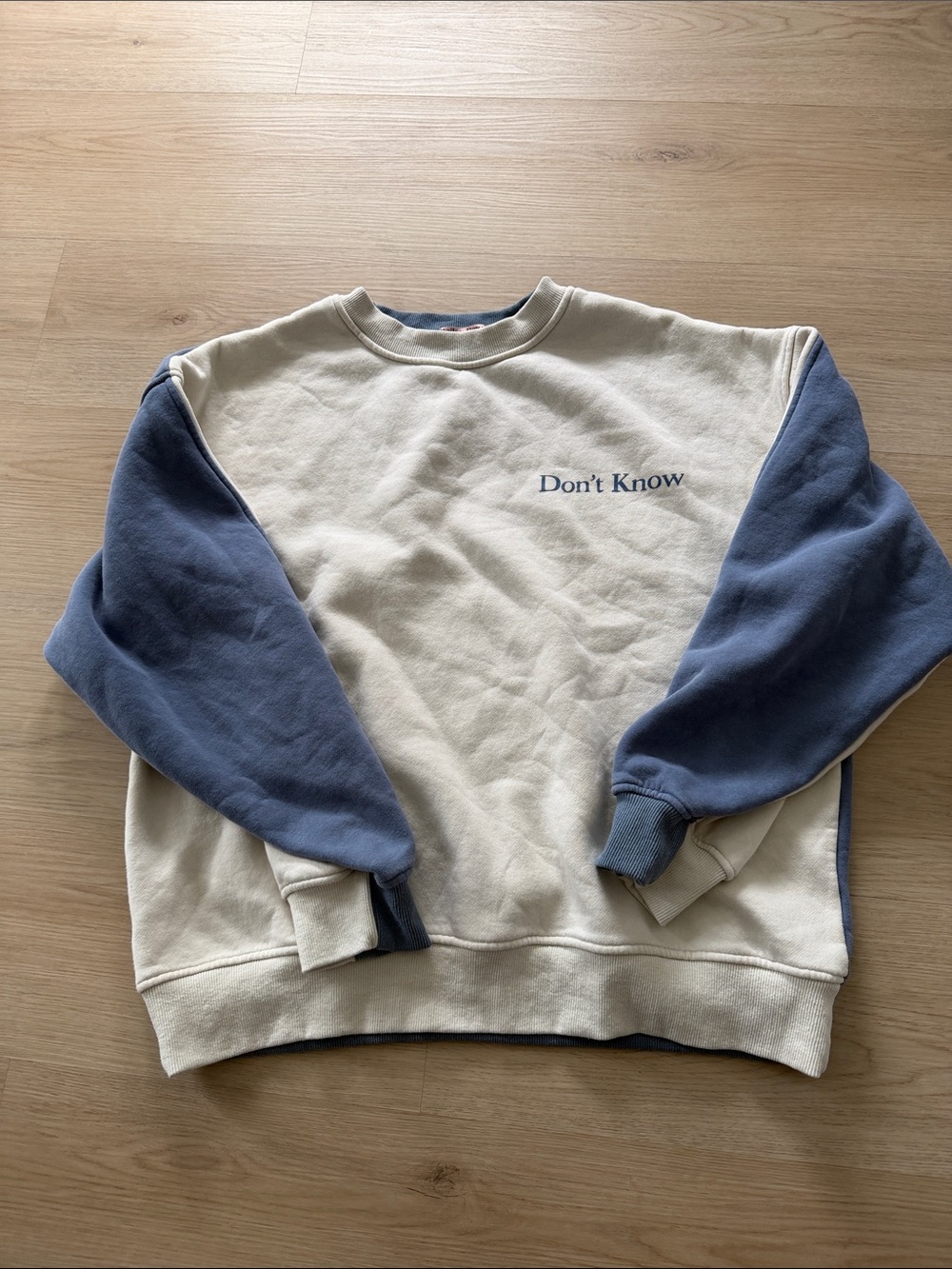 Crewneck Sweatshirt in Cream with Blue Sleeves